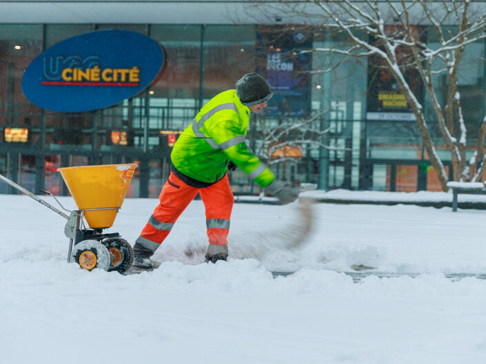 Salage des Voies Piétonnes par Agents à Pied